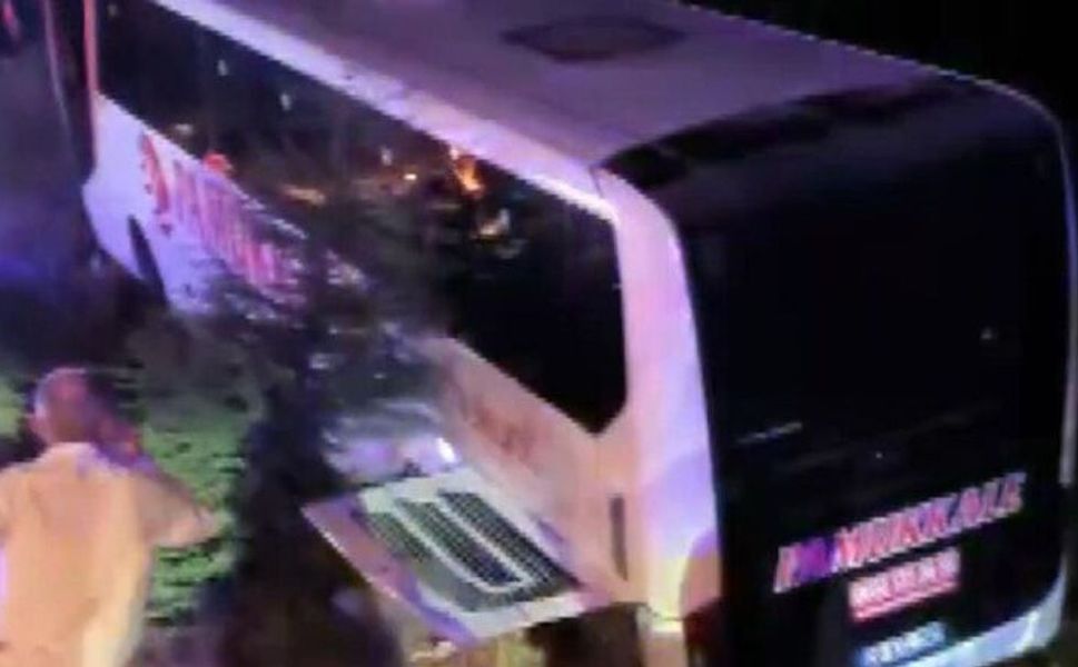 Manisa'da yolcu otobüsü kaza yaptı: 18 yaralı