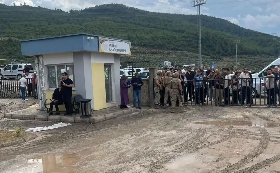Osmaniye'de okul bahçesinde öğretmene silahlı saldırı