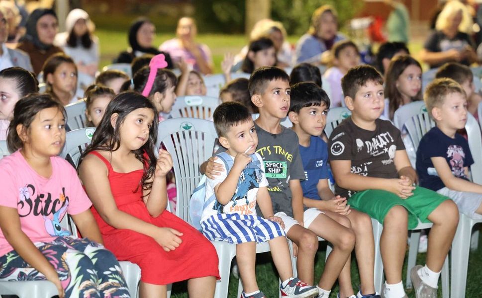 Soğukkuyu Parkı'nda çocukların sinema keyfi