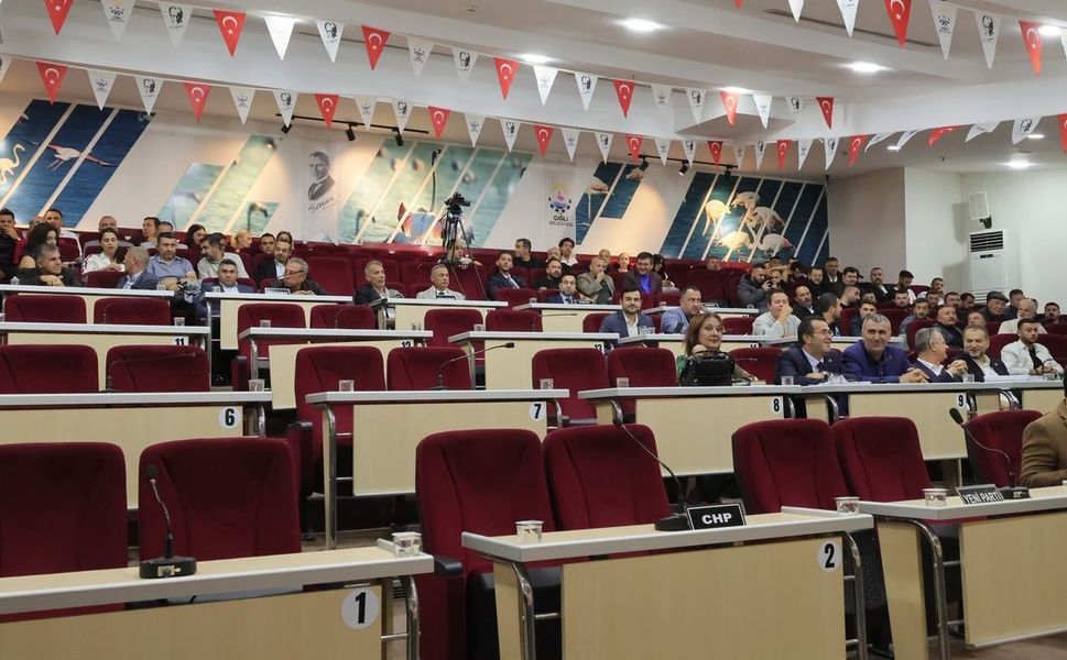 AKP'ye geçen Çiğli Belediye Meclisi'nde protesto: Ertelendi!