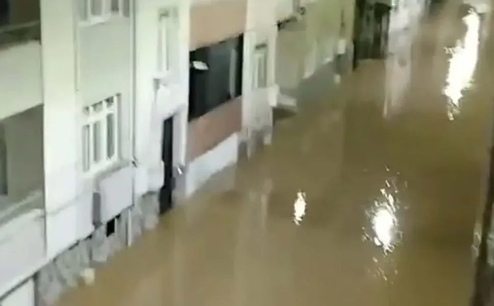 Çanakkale'de sağanak sokakları göle çevirdi