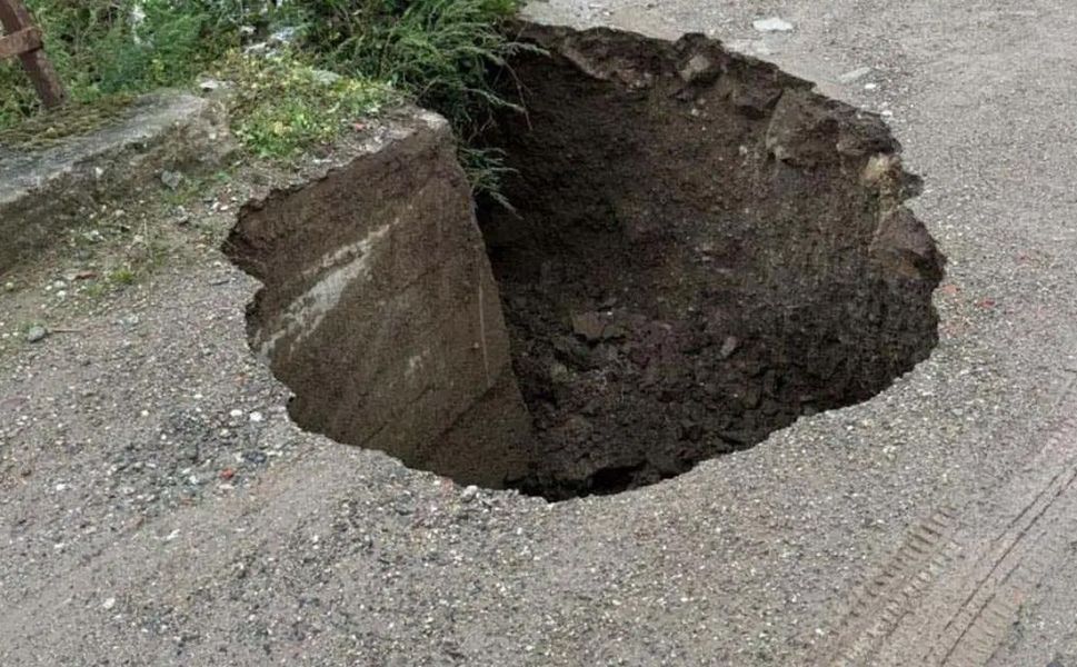 Çanakkale'de yol çöktü, tekneler karaya vurdu