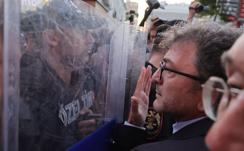 Demokrasi ve Cumhuriyet yürüyüşüne polis engeli!