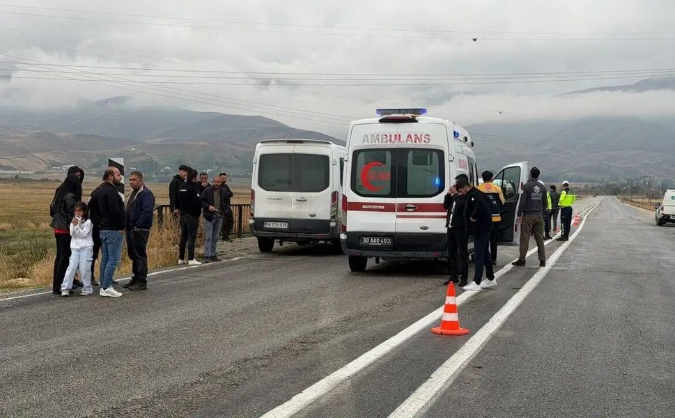 Hakkari'de öğrenci servisi devrildi: 12 yaralı