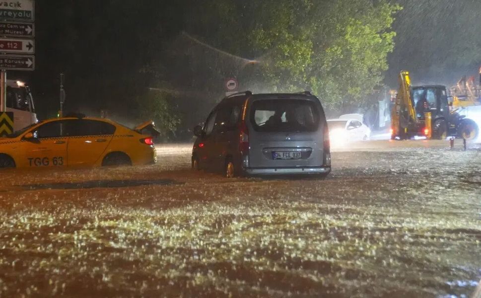 İstanbul'da sağanak felaketi: Metro ve yolları su bastı