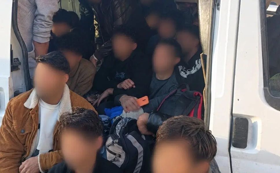 İzmir'de durdurulan araçtan 34 düzensiz göçmen çıktı