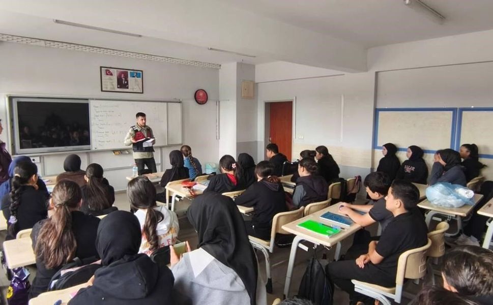 Jandarmadan öğrenci ve öğretmenlere siber güvenlik eğitimi