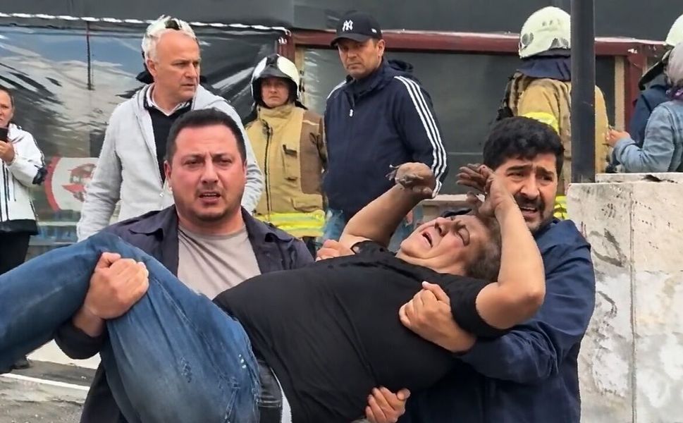 Kadıköy'de 8 katlı binada yangın: 14 kişi tahliye edildi