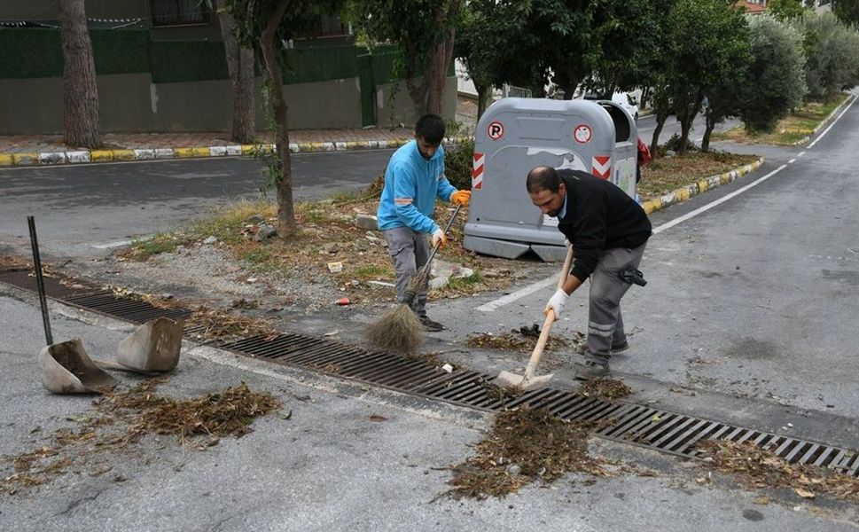 Kuşadası'nda fırtına sonrası ekipler sahada