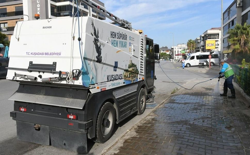 Kuşadası'nın Küçük Devi kenti tertemiz yapıyor