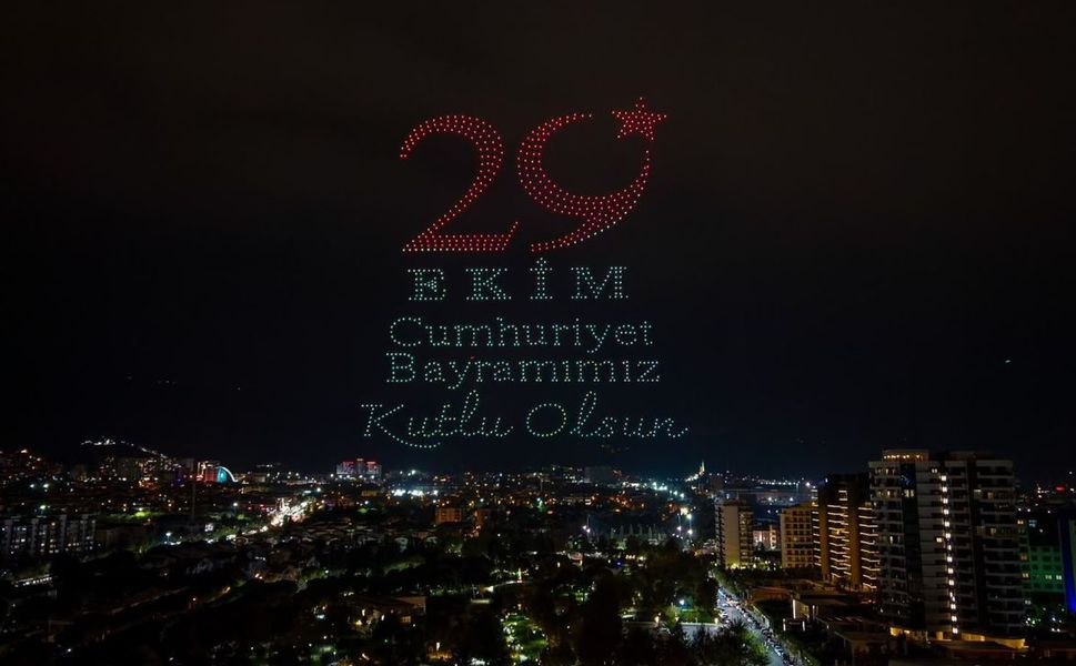 Manisa'da Cumhuriyet Coşkusu Gökyüzünü Aydınlattı