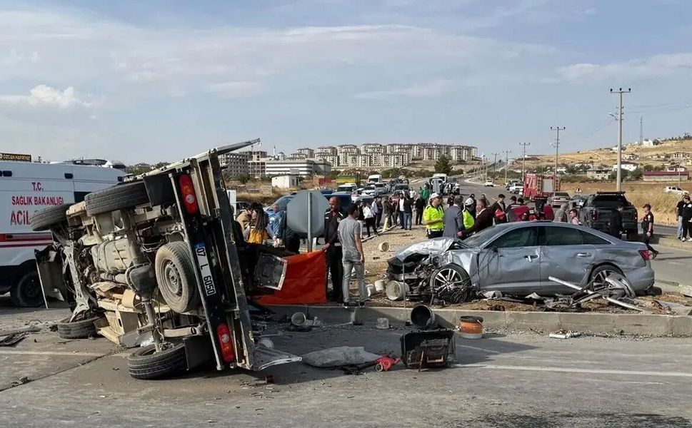 MHP konvoyunda kaza: 1 ölü, milletvekili yaralı