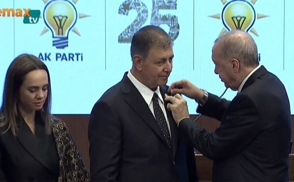 Rozet töreninde dikkat çeken an!