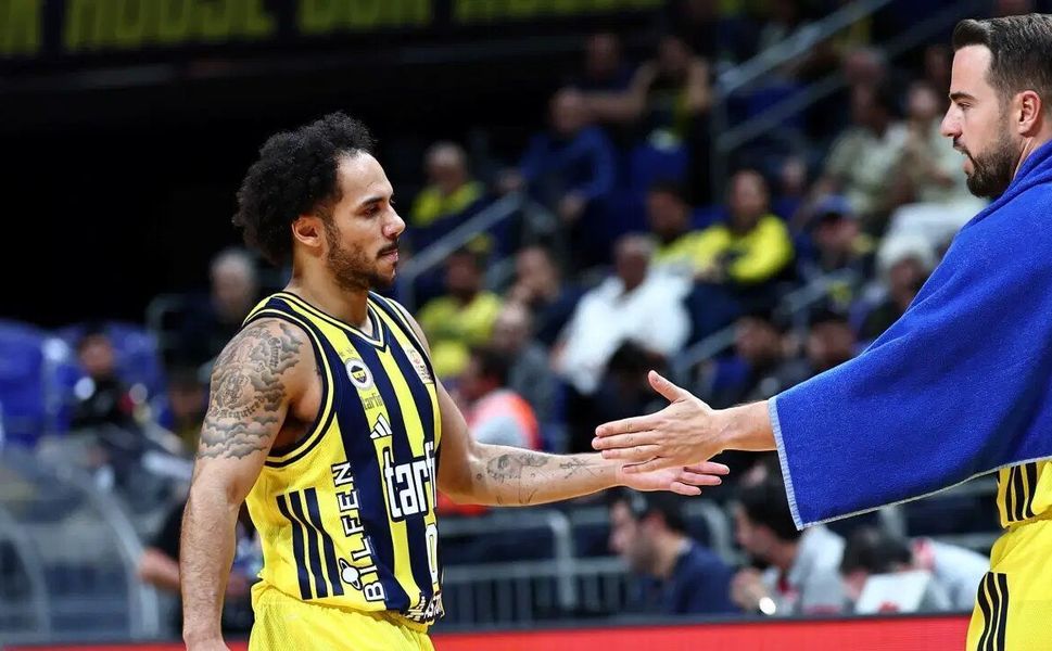Shane Larkin ilk kez forma giydi: Fenerbahçe kazandı