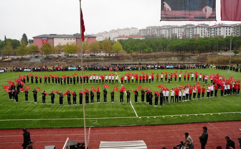 Sındırgı'da Cumhuriyet Bayramı coşkusu stadyuma taştı