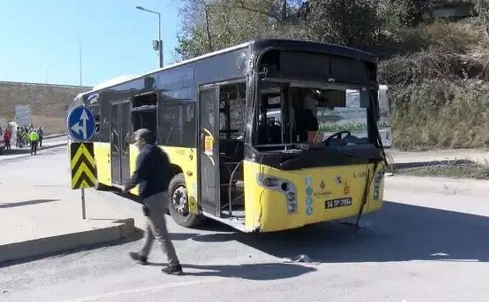 Sultangazi'de İETT otobüsü duvara çarptı: 4 yaralı