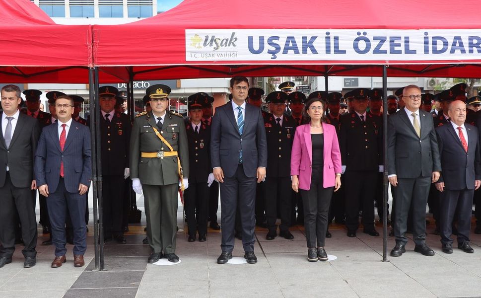 Uşak'ta 29 Ekim kutlamaları çelenk töreniyle başladı