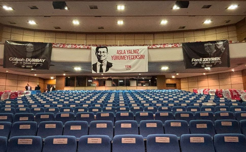 Yeni Parti İzmir'de kongre heyecanı: İmamoğlu ile merhum başkanlar da salonda!