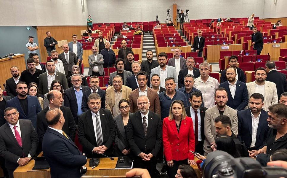 Yeni Parti'den meclis protestosu: Oturum ertelendi!