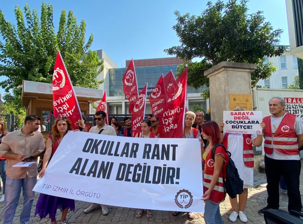 Yaşanacak güvenlik sorununda sorumlu kim olacak? diyen Can, 'Özellikle İnönü Lisesi ve Atatürk Lisesi gibi yatılı öğrenci barındıran okulların kiraya verilmesi, güvenlik zafiyetlerinin sorumluluğunu kim alacak? Türkiye, nitelikli eğitimde OECD ülkeleri arasında sondan dördüncü sıradayken, kamusal eğitim alanlarını ranta açarak mı bu durumu düzelteceksiniz? Okulların hiçbir mekanının satılamayacağı ve kiralanamayacağı açıkken, İzmir İl Milli Eğitim Müdürlüğü’ne soruyoruz: 2021 yılında güvenlik gerekçesiyle son verilen bu uygulamaya, hangi güvenlik önlemleriyle yeniden karar verdiniz? İhale ilanında, kötü niyetli kişileri eleyecek özel bir kısıtlama neden bulunmuyor? Saray rejimi, iktidara geldiği günden bu yana eğitim sistemini çökertmek ve özelleştirmek için her türlü yolu deniyor. Müfredat değişiklikleri, devlet okullarına ayrılan payların düşürülmesi, denetimsiz ve güvensiz binalar, gerekli materyallerin sağlanmaması gibi uygulamalarla velileri, çocuklarının eğitimi için özel okullara yönelmeye mecbur bırakıyor. Buradan İzmir İl Milli Eğitim Müdürüne sesleniyoruz, yetkinizde bulunan bu ihaleyi, çocuklarımızın güvenli kamusal alanlarda eğitim alma hakkını gasp etmemek için derhal durdurun. Tüm İzmirli yurttaşlarımızı, çocuklarımızın geleceğine ve okullarımıza sahip çıkmaya çağırıyoruz' dedi.