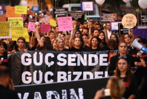'Kırık Saçlar Özgürlüğe' Efes Selçuk sokaklarında yürüdü