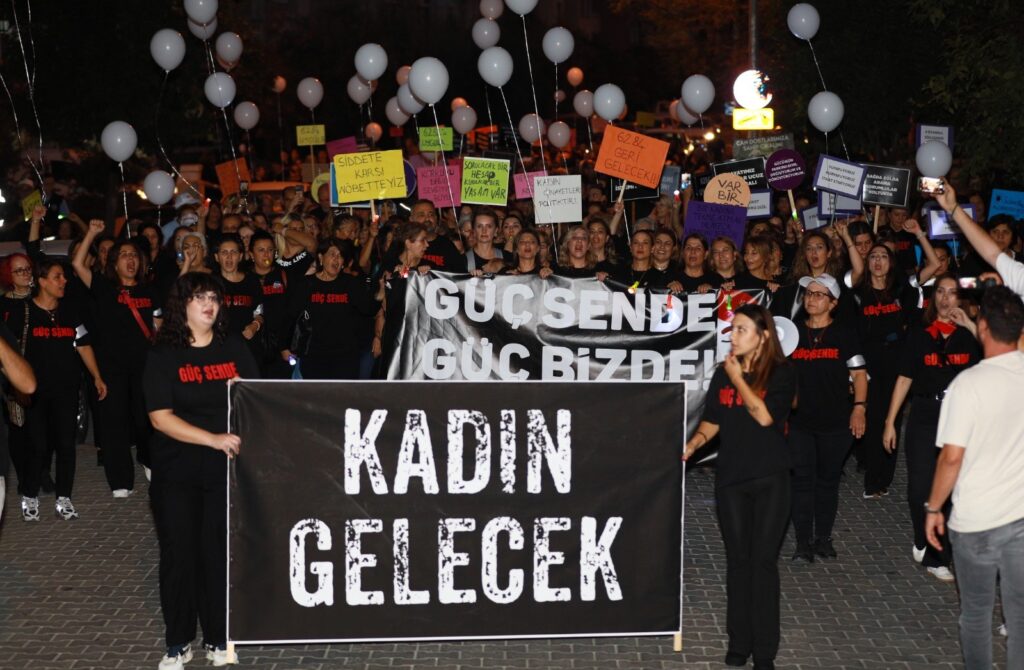 'Kırık Saçlar Özgürlüğe' Efes Selçuk sokaklarında yürüdü