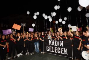 'Kırık Saçlar Özgürlüğe' Efes Selçuk sokaklarında yürüdü