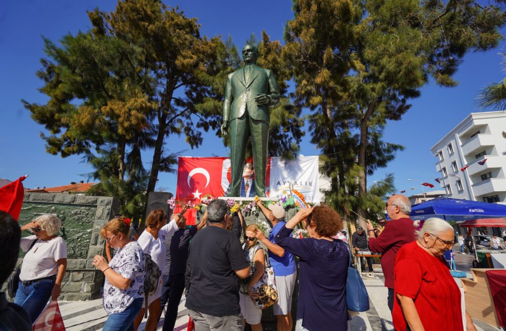 Atatürk düşmanına tepki... Yaşasın Atatürk, Yaşasın Cumhuriyet
