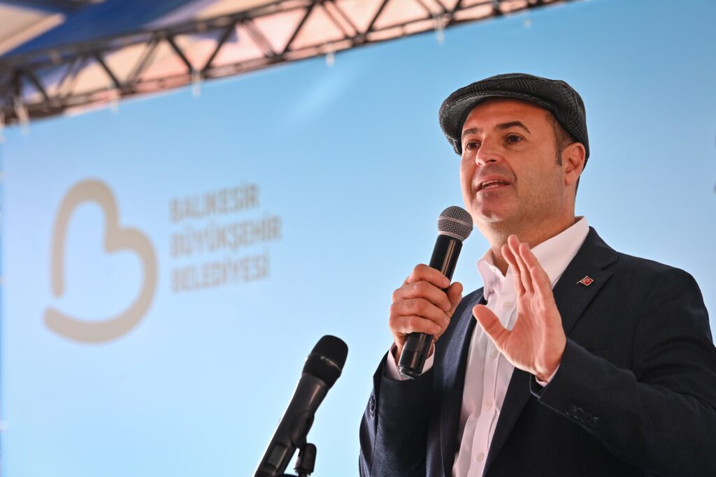 Balıkesir Büyükşehir Belediyesi, üretimin desteklenmesi ve ürünlerin katma değerinin korunması için Gömeç Bamyasının ardından Sındırgı’da da susam alımı için düğmeye bastı.