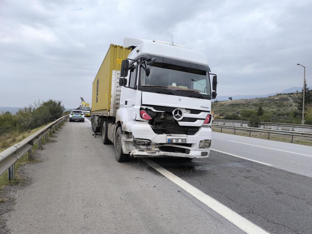 Hatay’da tırla otomobilin çarpışması sonucu meydana gelen kazada, 2 kişi hayatını kaybetti 1 çocuk ağır yaralandı. 