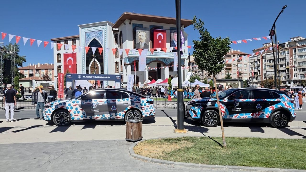 Çini desenli TOGG'lar Kütahya caddelerinde