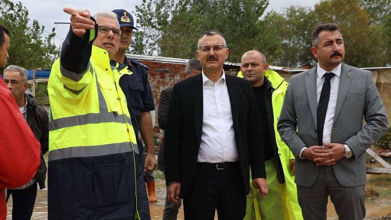 Esence ve yalıçiftlik'te sağanak sonrası taşkın müdahalesi