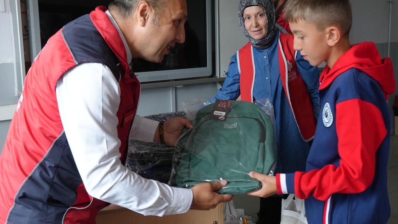 Kütahya'da köy okulundaki öğrencilere kırtasiye desteği